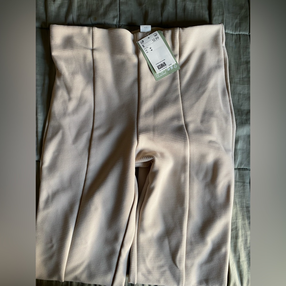 H&M khaki pants. Brand new with tags, never been worn - Picture 5 of 6